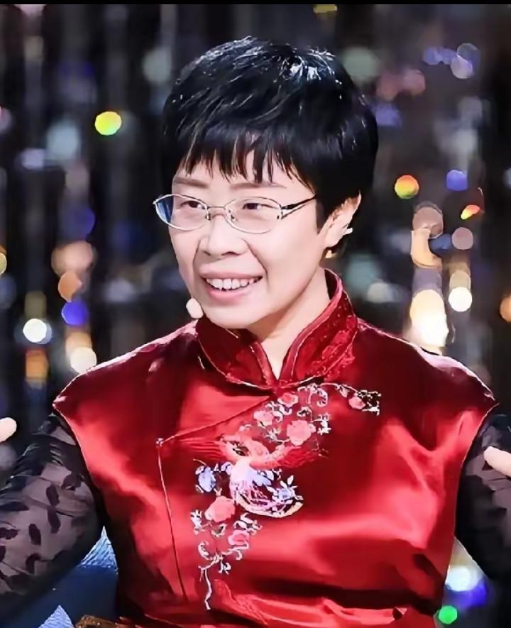 你敢信吗？前阵子还在诗词大会上温温柔柔讲唐诗宋词的蒙曼，就因为聊了几句清