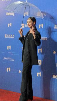 张钧甯走红毯伞被风吹断了张钧甯红毯伞被吹断了谁被张钧甯的红毯状态惊艳到！伞被吹断
