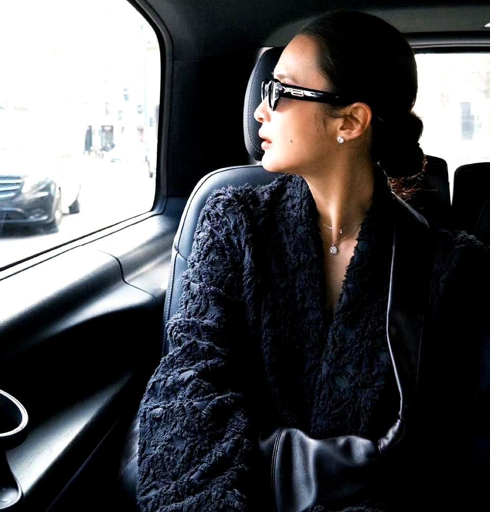 她往米兰街头一站，就撕开了内娱滤镜最后的体面。五十岁的生图，皮肤紧致得像被