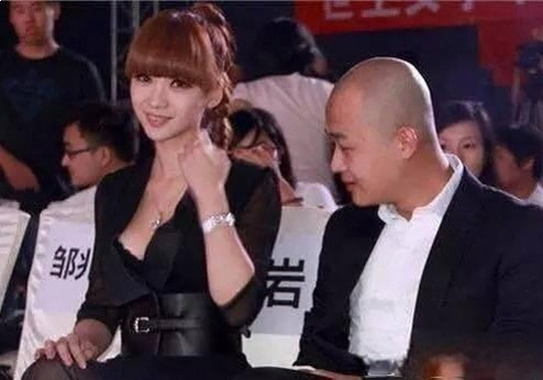包贝尔被曝疑似出轨，但第一个受害者，全网心疼的不是包文婧，而是45岁的柳岩。 早在这波传闻之前，柳岩