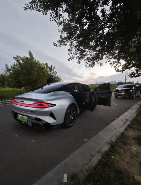 作为提车才小半年的老款小米SU7标准版车主，看完新款发布，心里满是憋屈，实打实的