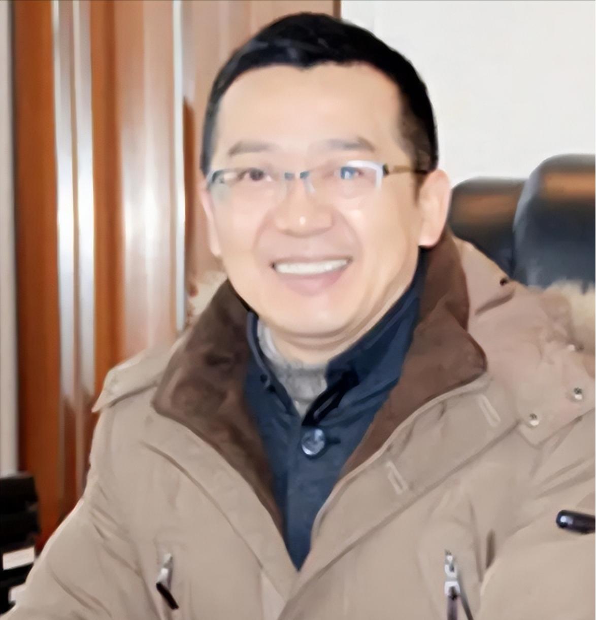 2011年，潘锦功准备乘坐飞机回国，却在机场遭到几个陌生人的绑架，他灵机一动做了