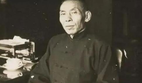 1918年，杜月笙去歌舞厅会友，突然，他一手搂住舞女的腰，另一只手要伸进她的胸口