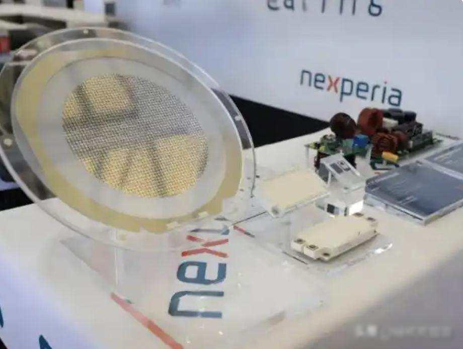 荷兰大臣承认，中方直接叫停芯片出口，重创荷兰夺安世计划最近荷兰政府想拿下安世半