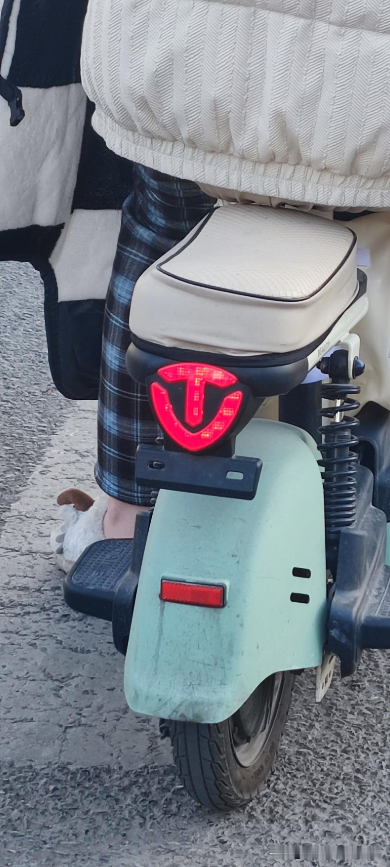 济南这个温度，现在外边七度，这个骑电动车的姑娘，上边穿着羽绒服，下边穿着拖鞋，