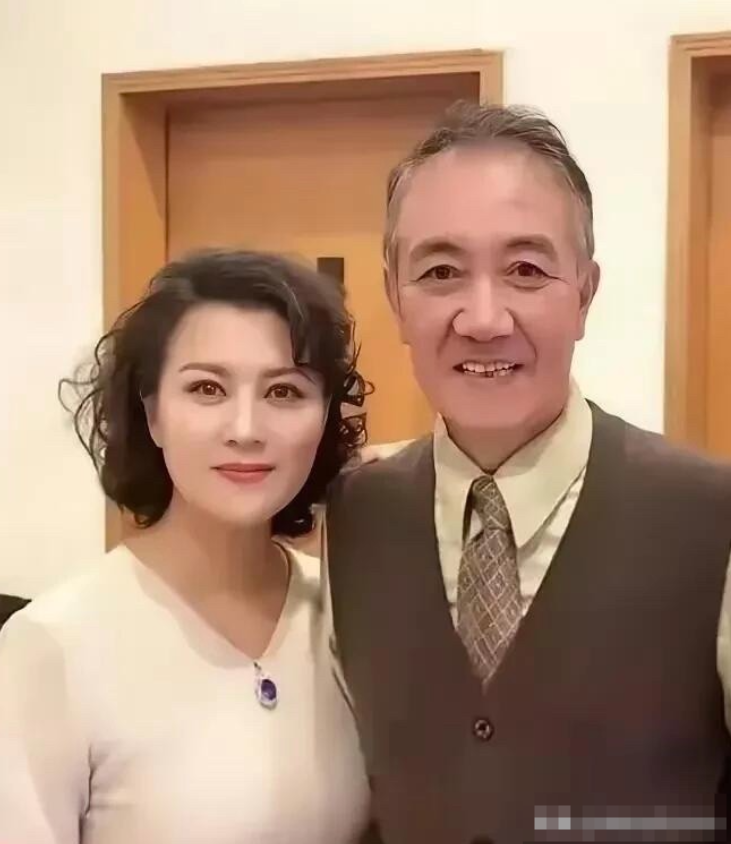 李幼斌的老婆史兰芽，鹅蛋脸骨相美，波浪卷的发型，这样看就很美，54岁还这样的有气
