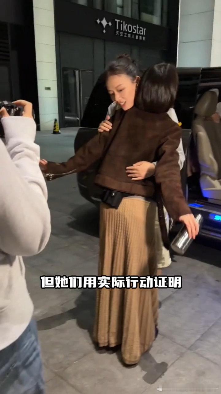 #马思纯周冬雨花少闺蜜局#《花儿与少年2026》放出探班片段，马思纯前来探望周冬雨。她向导演询问周冬