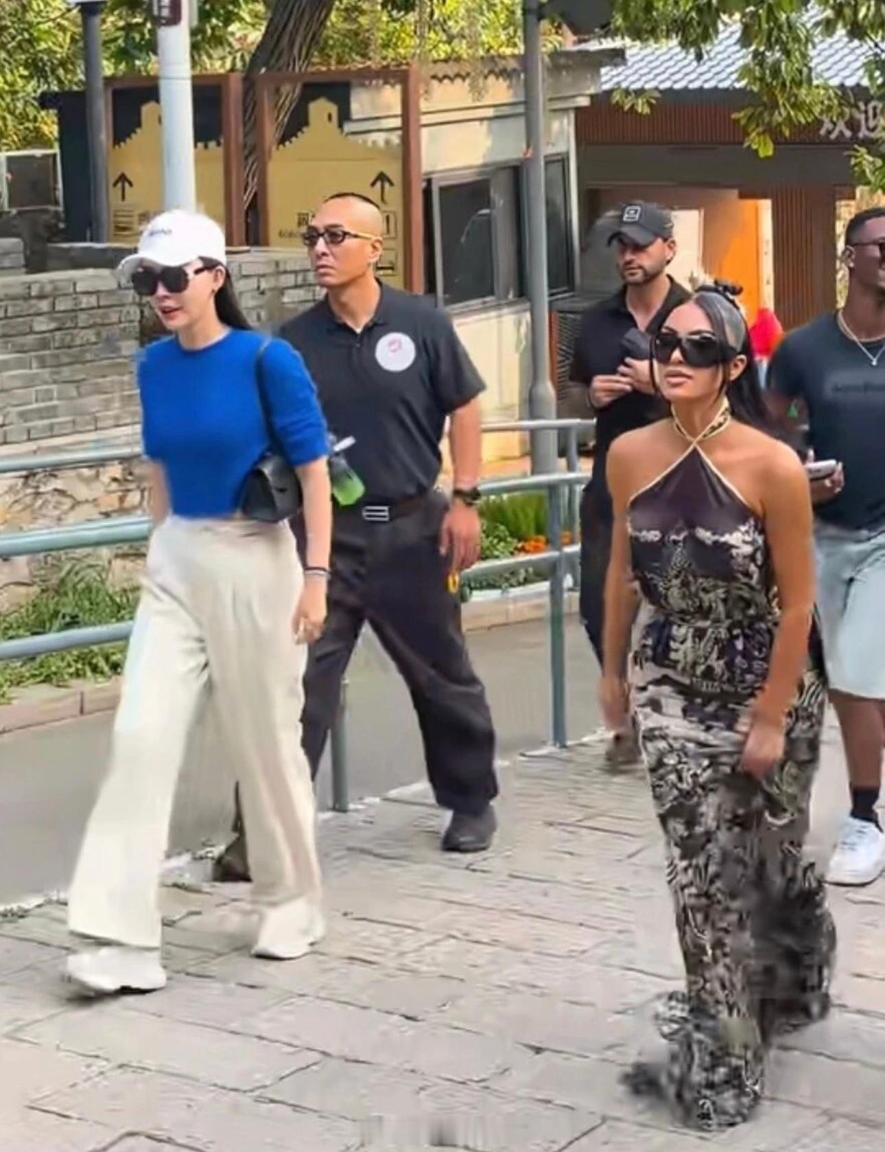 王石老婆田朴珺陪卡戴珊一家爬长城，人脉太强了[吃瓜]​​​