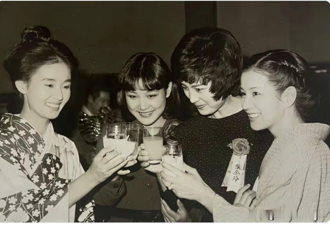 79年中日顶流女星罕见同框合影、举杯留念。这是1979年中日影视交流活动拍的