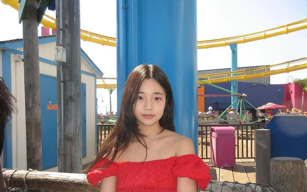 小S三女儿和同学出国度假，她现在13岁，打扮很成熟，比小时候漂亮了好多。