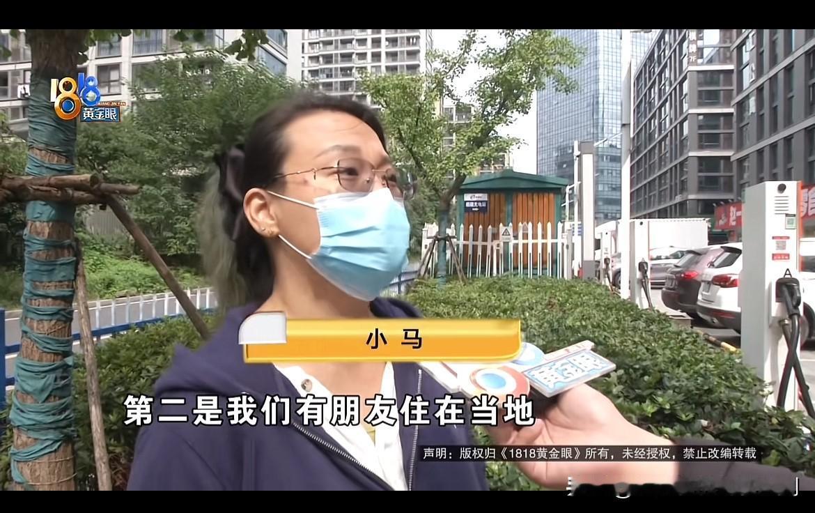 浙江杭州，女子外出旅游时赶上生理期，酒店房间里晾晒着洗过的内衣、内裤。谁曾想住在