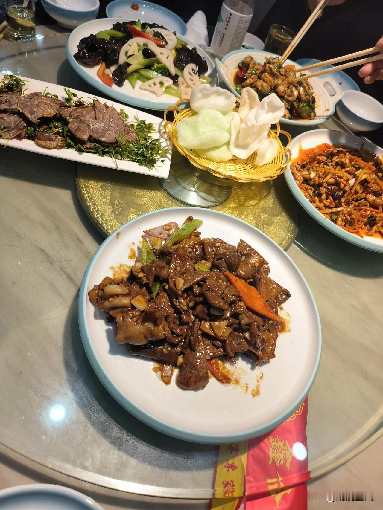 出去吃一顿饭的代价有多高？一家四口吃火锅，海底捞三百打底，稍微好一些五百块没了