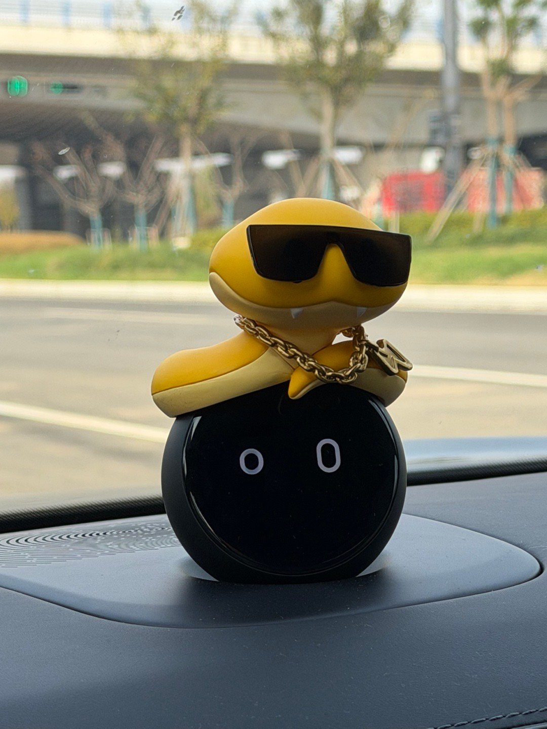 蔚来NOMI智能头饰不错，还有对应的声音表情口头禅等，很有意思，4款选择，我