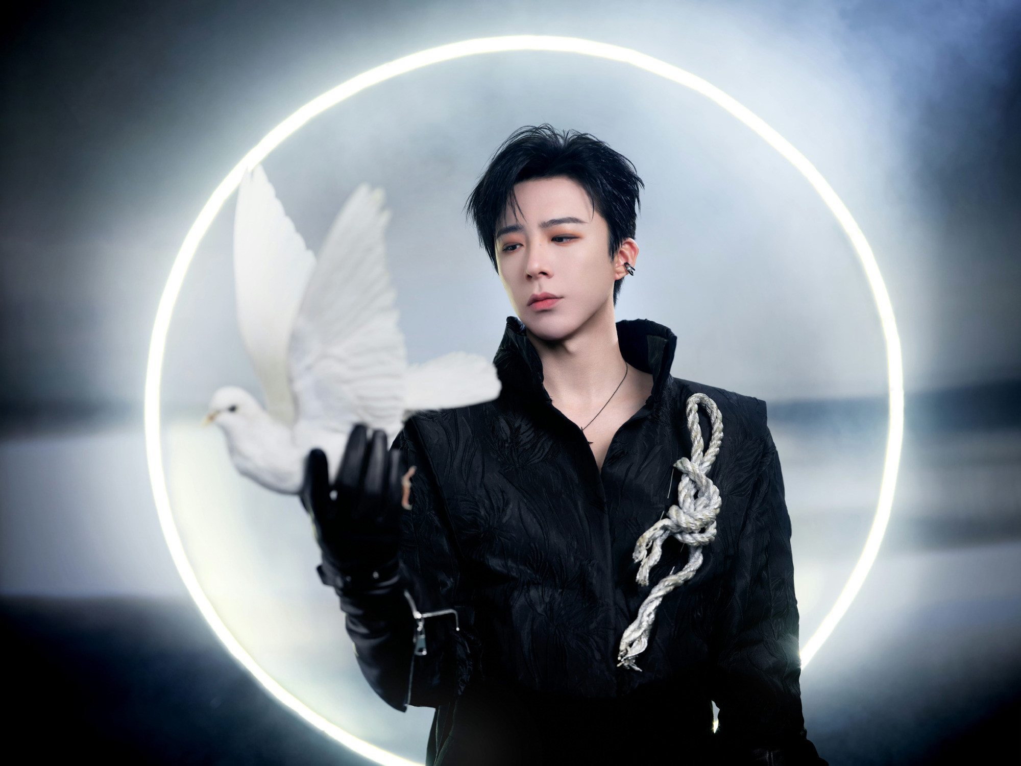刘宇宁穿JuanaMartÍn高定将空降王者荣耀十周年共创之夜,这波是“演唱会