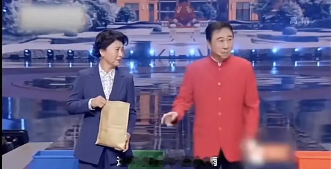 现在回头看，才咂摸出冯巩那句话的味儿台上那句“保住晚节吧”，当时都以为是小品包