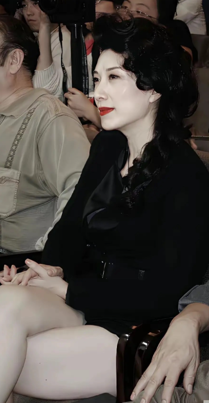 王静真的太美了，不愧是能跟许晴、陈红比美的一个大明星，天生丽质，这个侧颜看起来太