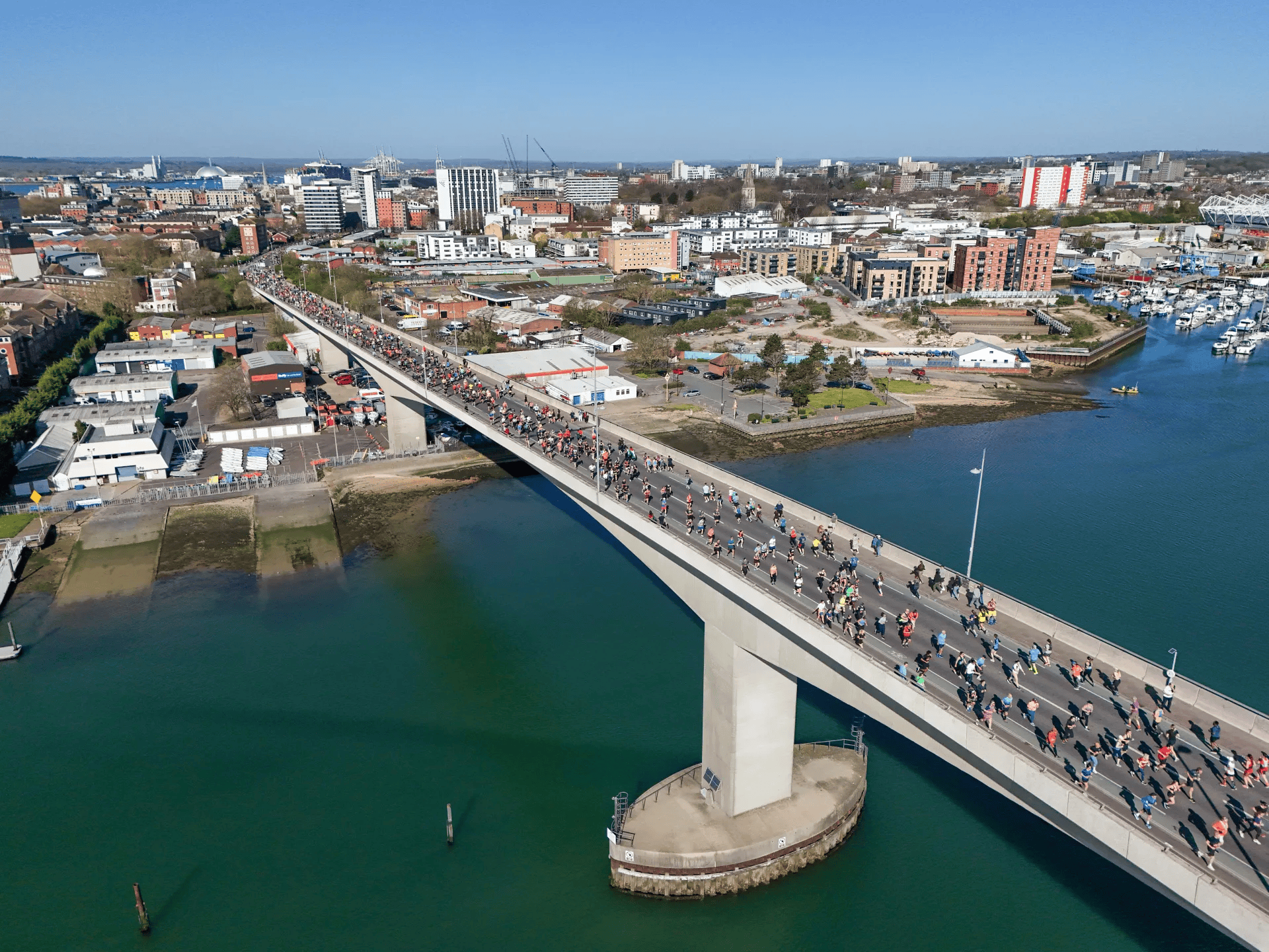 南安普顿球迷成功更改当地桥梁灯颜色, 避免与死敌配色一致