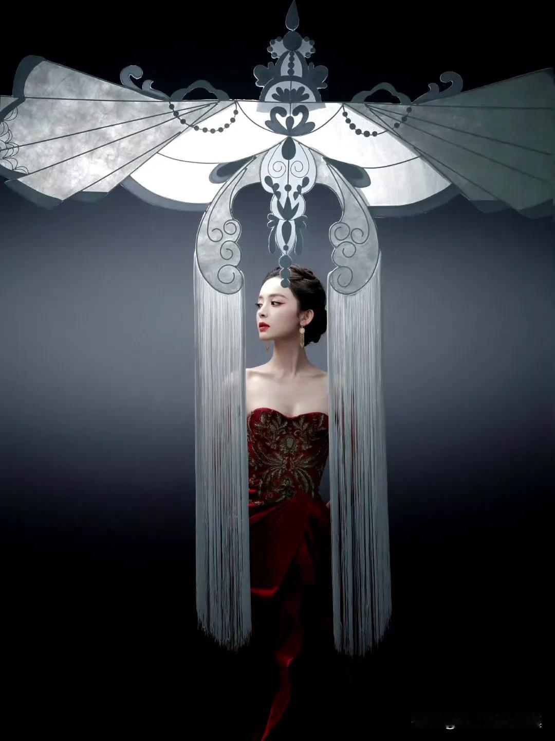 古力娜扎这红唇抹胸造型，简直美出了新高度，堪称梦之美人！她身着抹胸裙，那油亮的