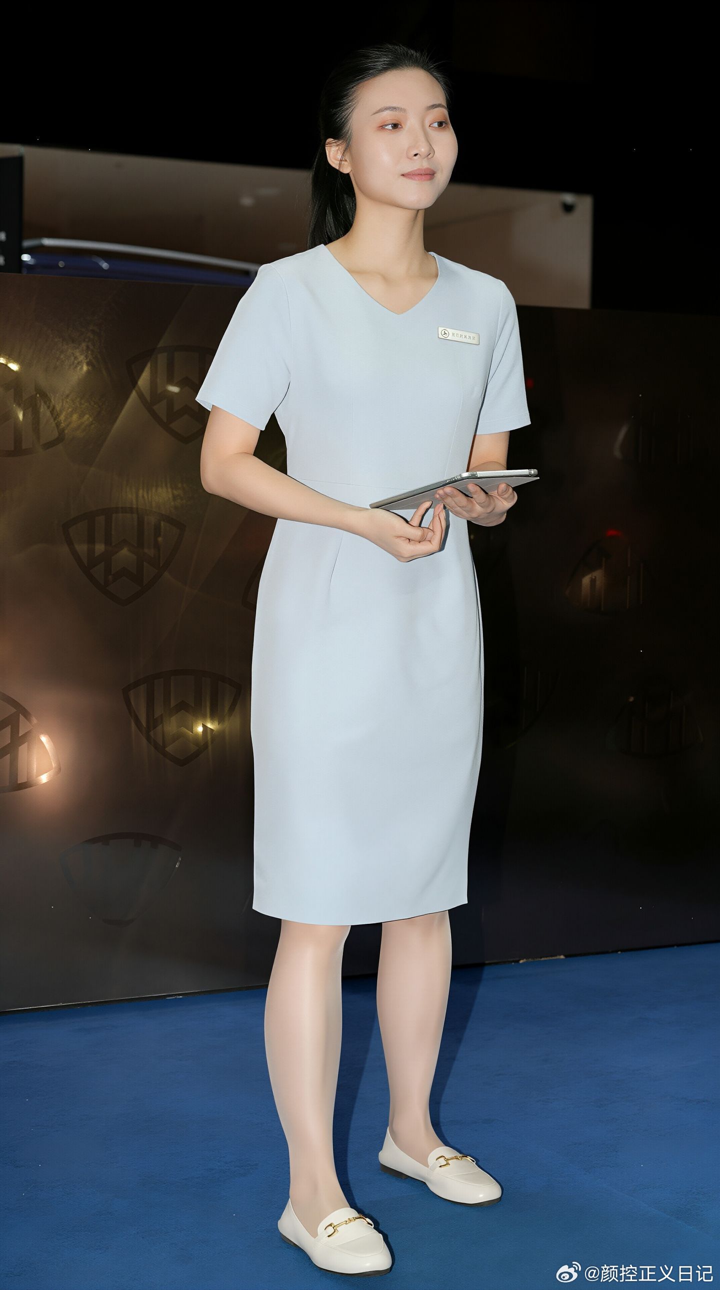 街拍有气质美女绘梦长廊