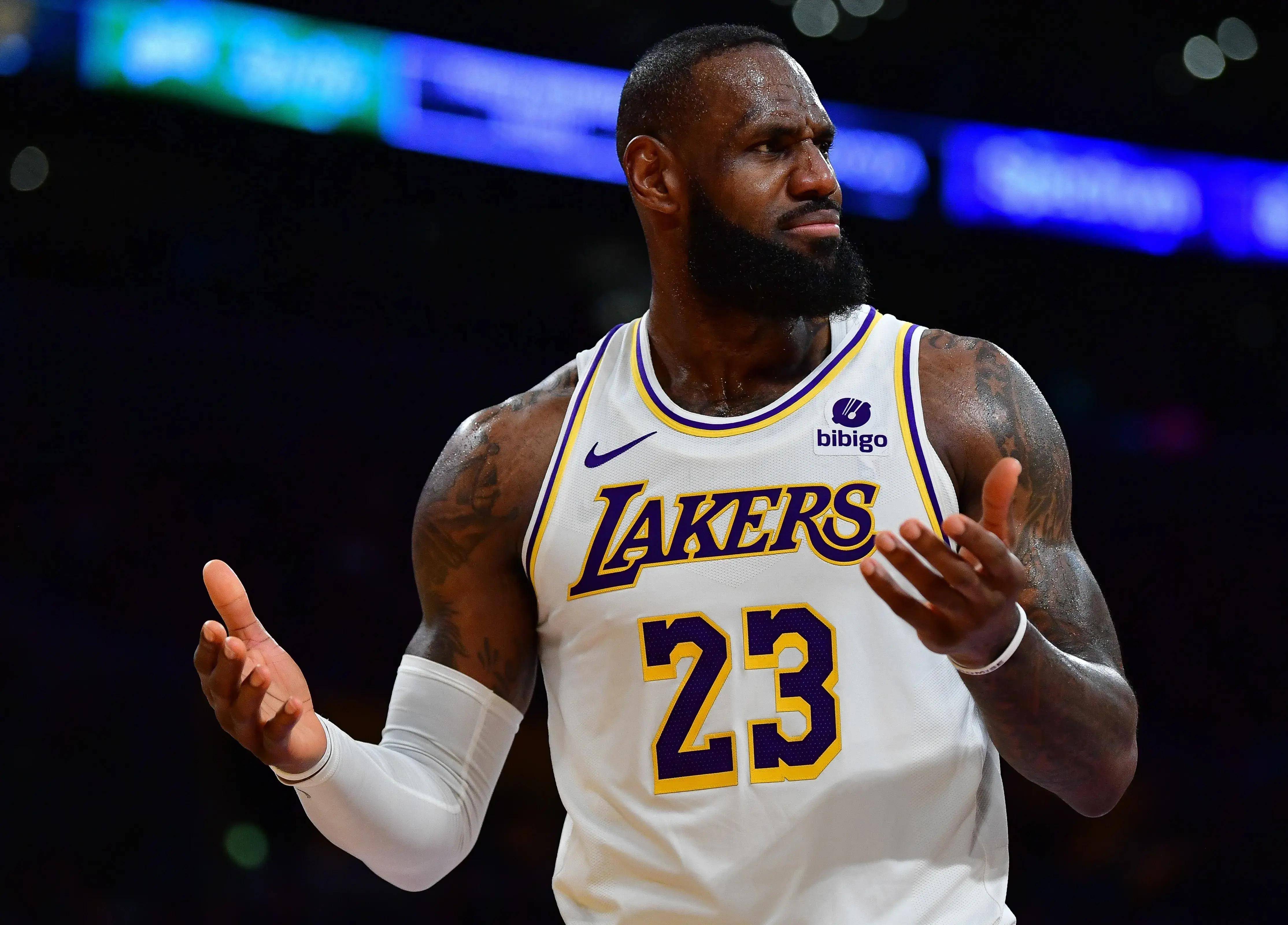 最近詹姆斯的经纪人里奇保罗，在他自己的播客节目中，谈到了有人诟病詹姆斯防守不好这