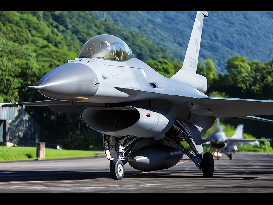 话说F-16V战机F-16V是美国洛克希德·马丁公司生产的第四代多用途战斗机，非官方名称源自“毒蛇”