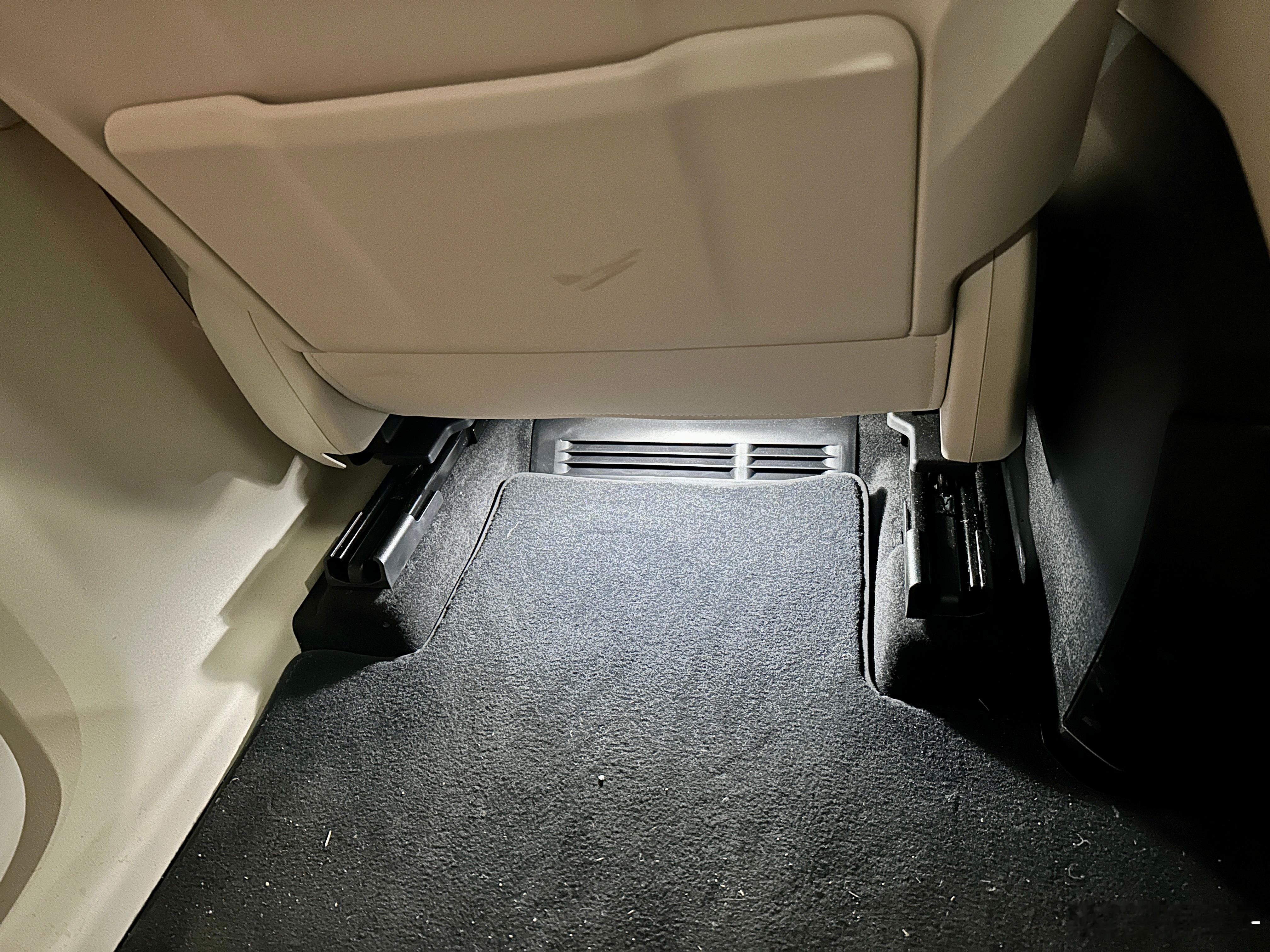 这六座SUV，还得是纯电。地板更低，第二排的脚可以踹进第一排座椅下面，第三排的脚