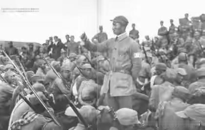 1947年11月2日，河南郏县城墙根下，站着个17岁的少年。佃户家的孩子，识得几