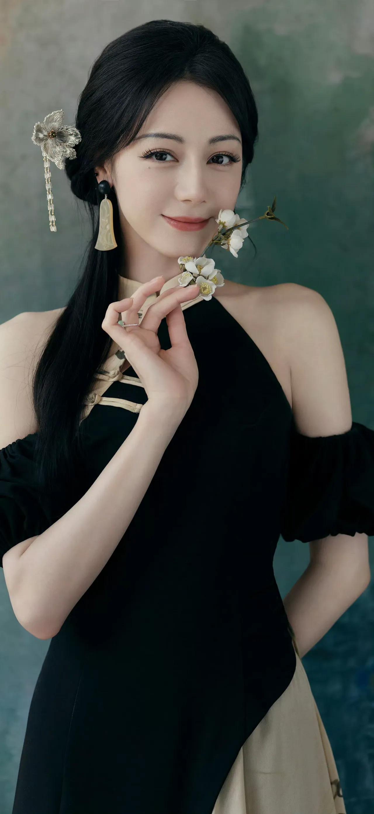 美女壁纸～迪丽热巴演绎新中式国风大片，一袭水墨旗袍尽显东方韵味挂脖露肩设计勾勒