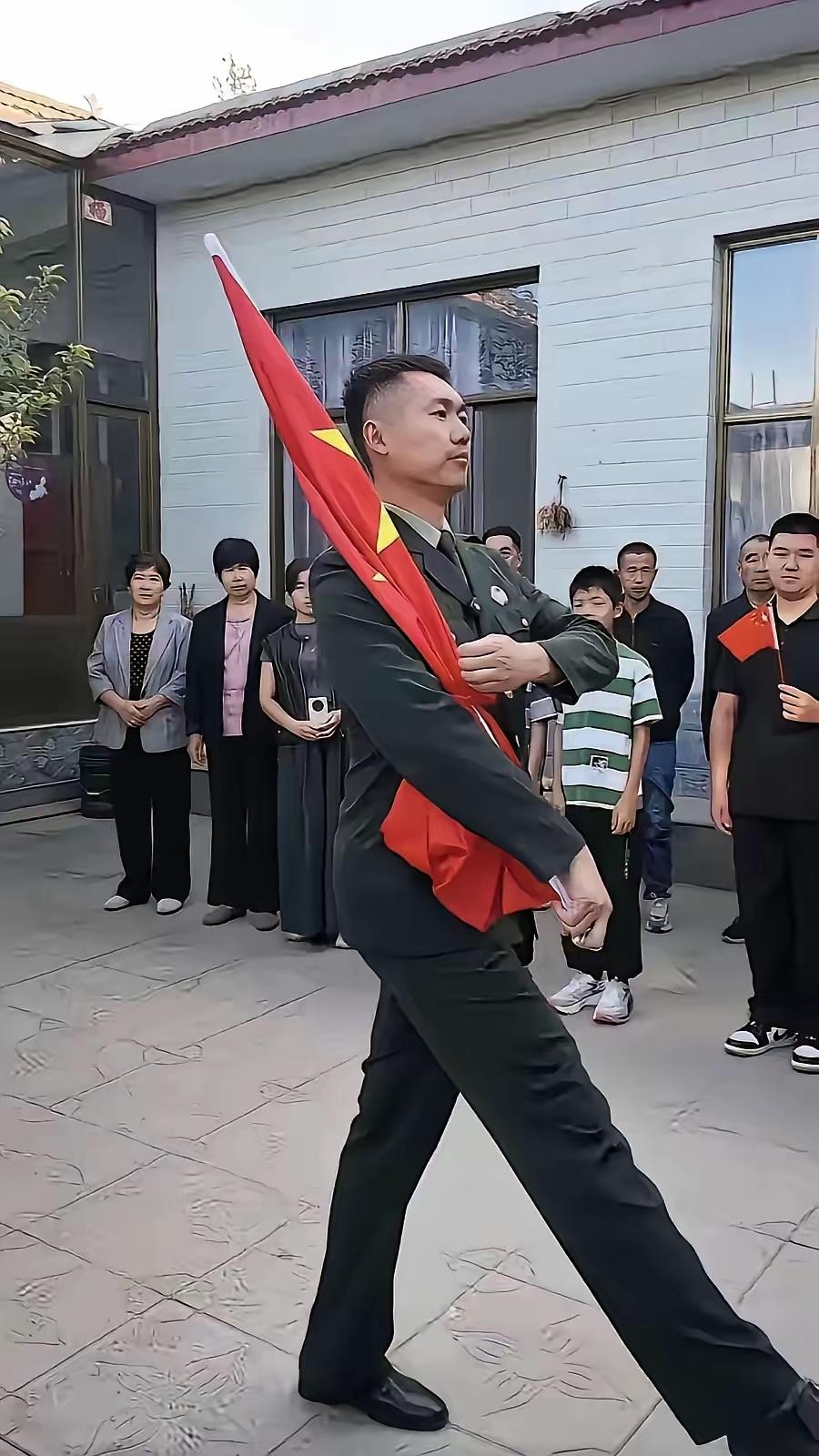 张自轩国庆节又在家升国旗了，当初他辞掉体制内工作，大家都以为他会专心致志在家升国
