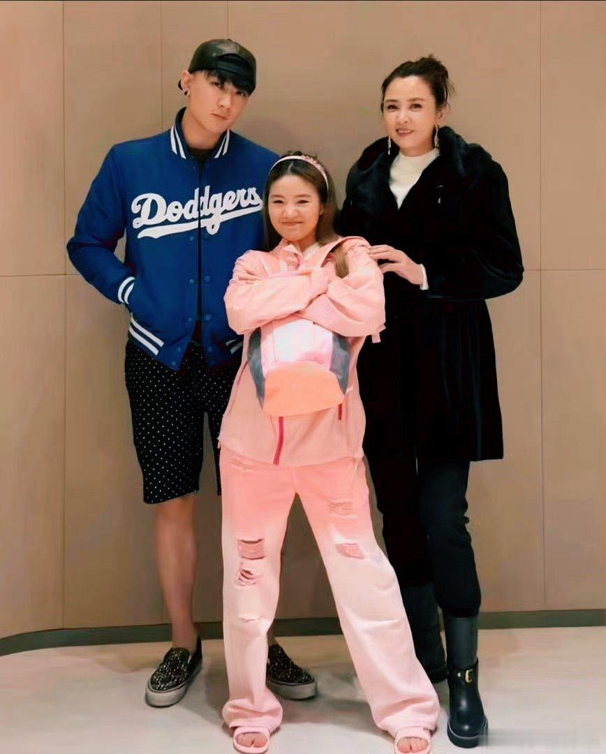 #崔晋妈妈直播阴阳怪气李勒优#镜头里许诺的别墅和面馆，终究只是镜头里的故事。晋妈直播里露出满头白发，