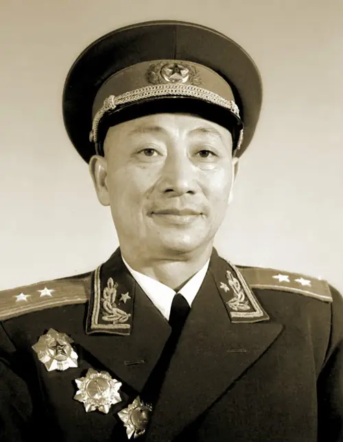 1949年春天，徐深吉穿着整洁军装，站在家乡黄安县的山口，他已经是解放军中将，率