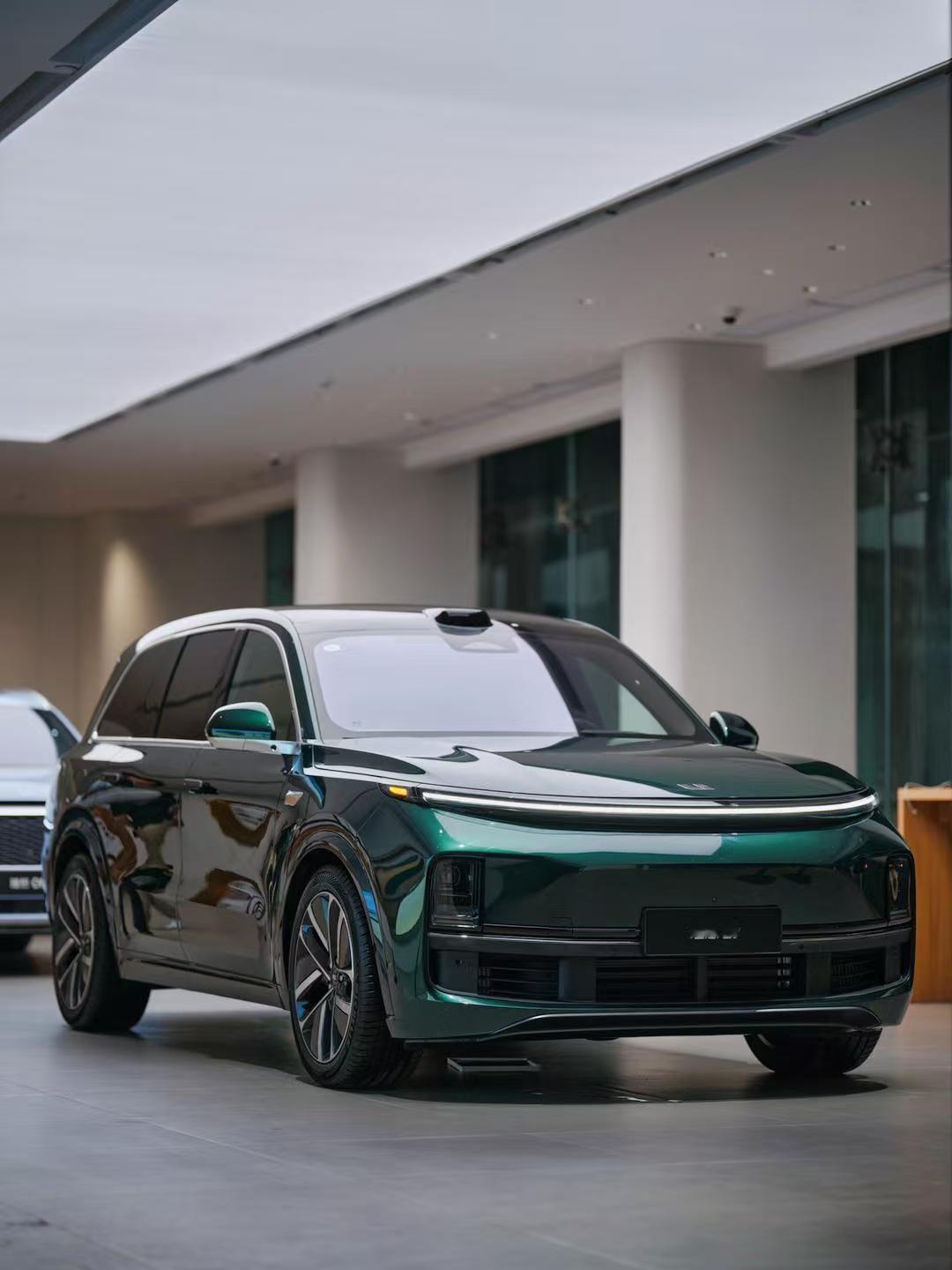 【理想L系列车型曝光！】最明显的变化有3个，1是中控屏幕和副驾屏，原先是两块独