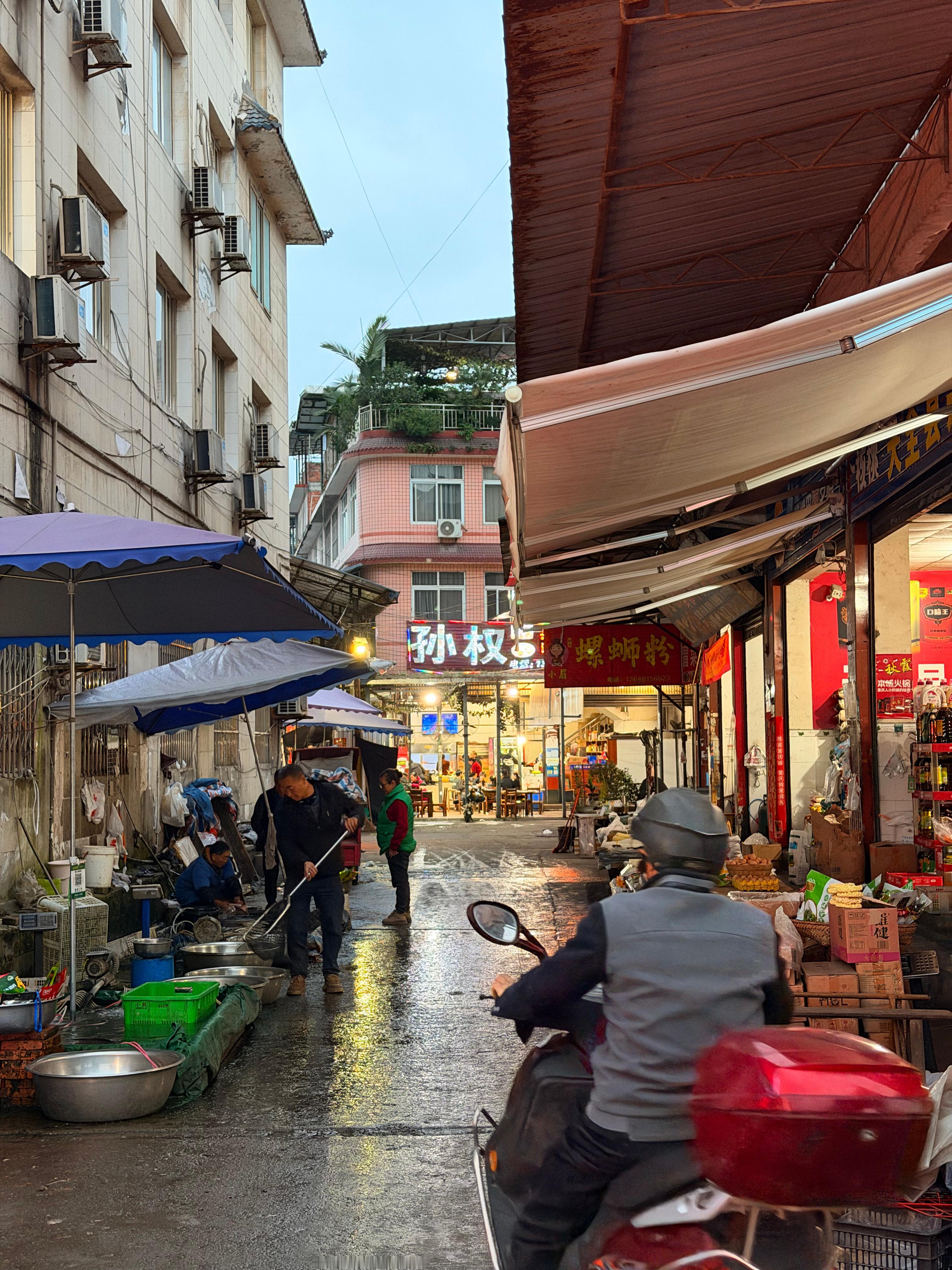 雅安的臭豆腐名不虚传，一进店真的庞臭，吃进嘴里烹香。这家店藏在菜市场旁边，他家鸭