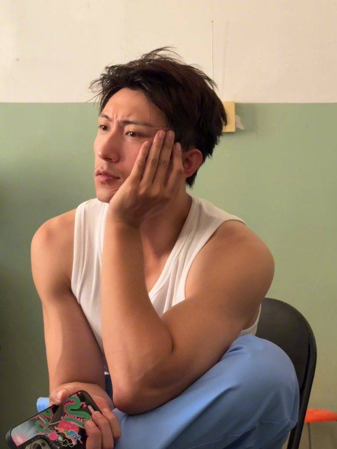 黄景瑜对接确认录制现发刷到对接完成的通知直接开心到跺脚，黄景瑜确定加盟现发实景综