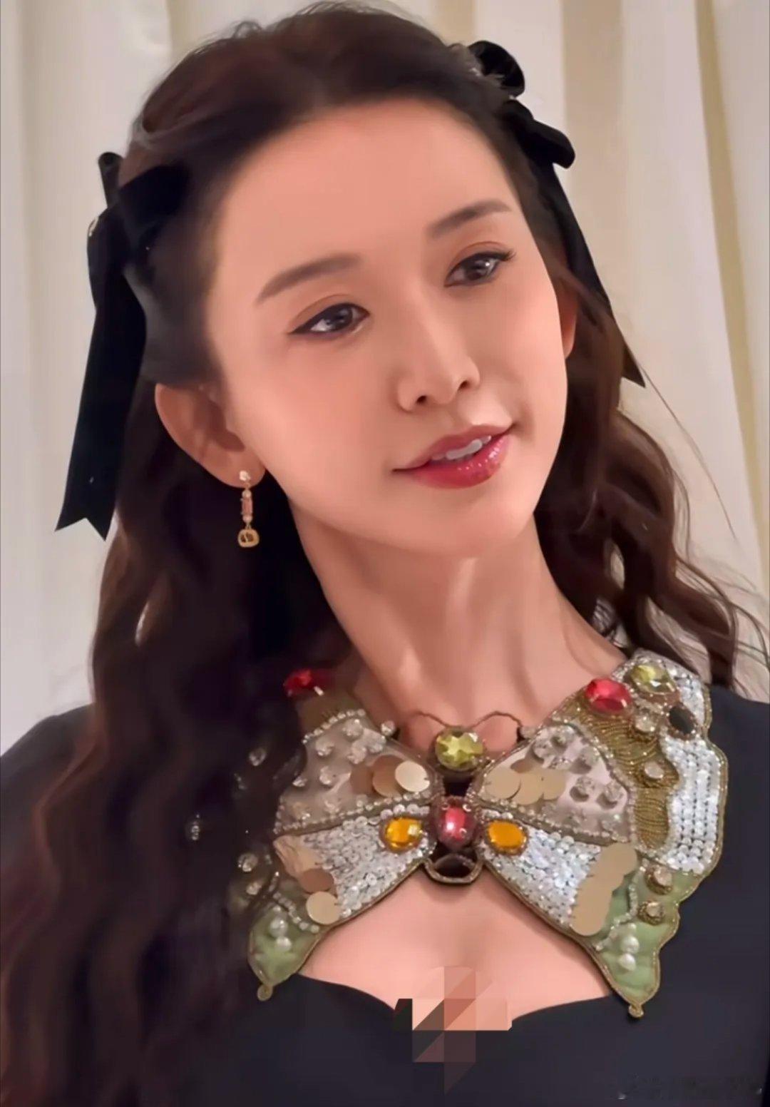 51岁林志玲在上海亮相，无名指戴着婚戒，脸上有肉很年轻，一副老娘很美的表情，但袜