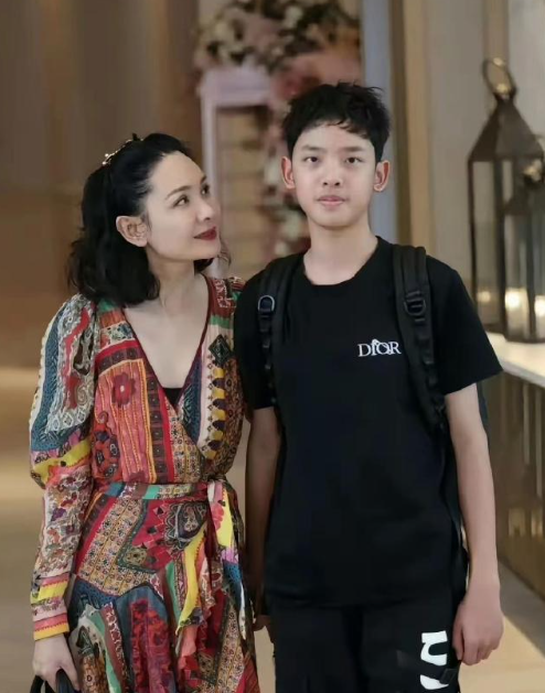 郭晓东儿子这是挑错基因长了。想想看，如果他五官脸型像郭晓东，皮肤白皙像陈丽莎