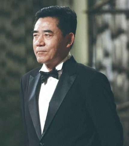 一次，主持人问陈宝国：“知道您拍戏赚钱，我跟您借点钱行吗？”没想到陈宝国说：“我