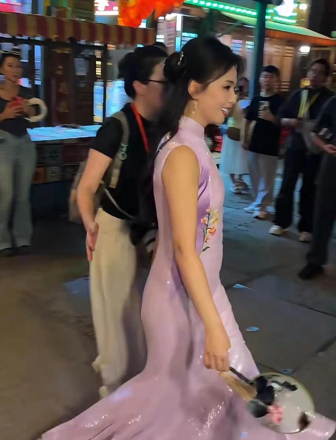 你们看，就连刘涛这样的顶级美女，也有微凸的小肚子，我们普通人有什么好焦虑的呢？