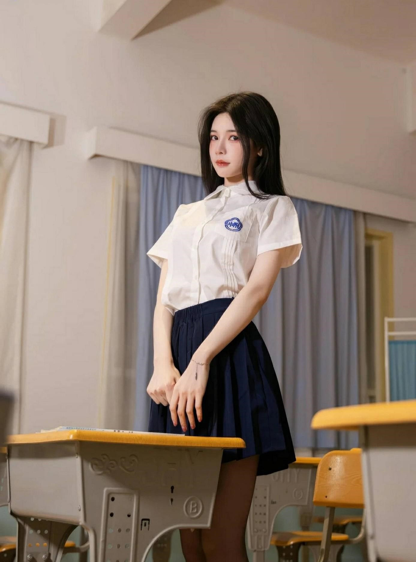 美少女模特，校服也能穿出时尚气质。