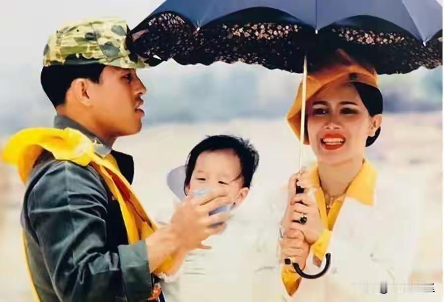 诗丽吉王后真的很爱美，头戴帽子还撑伞。长公主小时候很可爱呀，泰王挺宠女儿的。