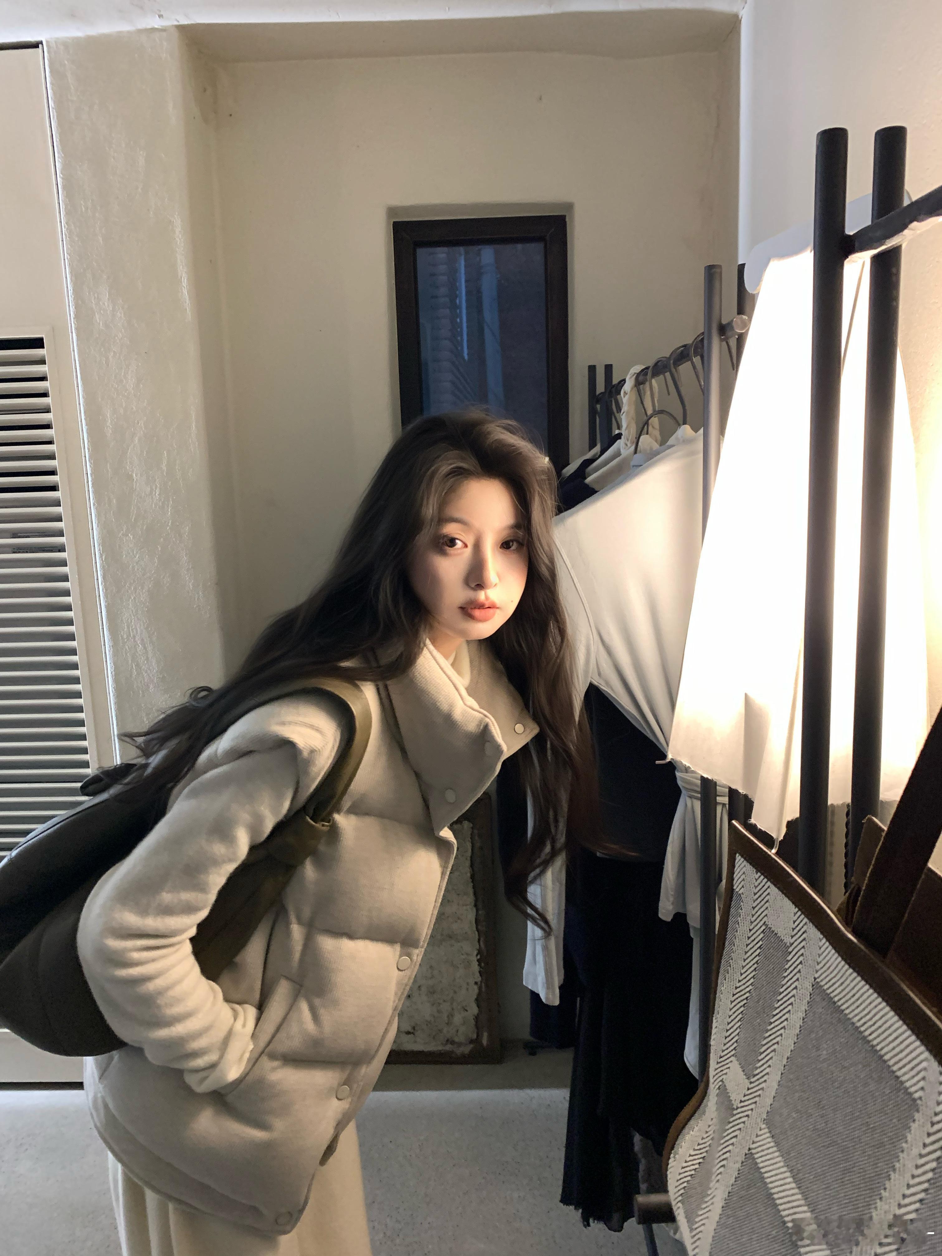 日常篇1.马甲是我极少出的品类最近日常一直在穿的一款。相比羽绒服来说羽绒马甲是