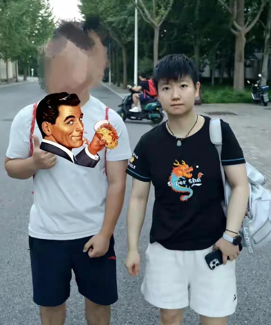 外面都在疯狂谈论莎莎，莎莎酱自己却一脸淡定，该上训上训，该合照合照，没有