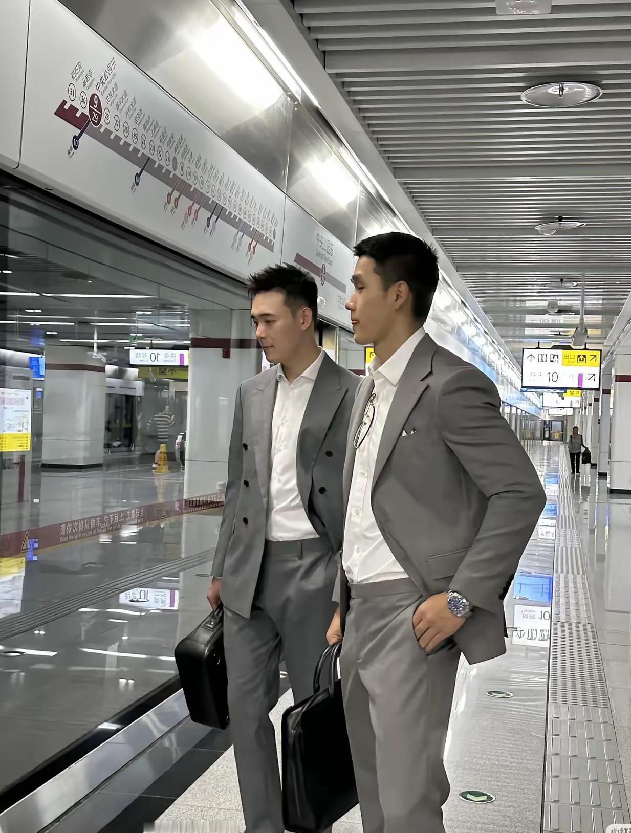 地铁站碰上的两位帅哥太吸引眼球了，他们一出现一下子就把大家的目光吸引过去了，他俩