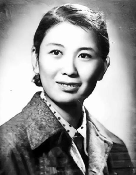 1939年，一个女人带儿子千里寻夫到延安，却发现丈夫已娶女将军，更崩溃的是，丈夫