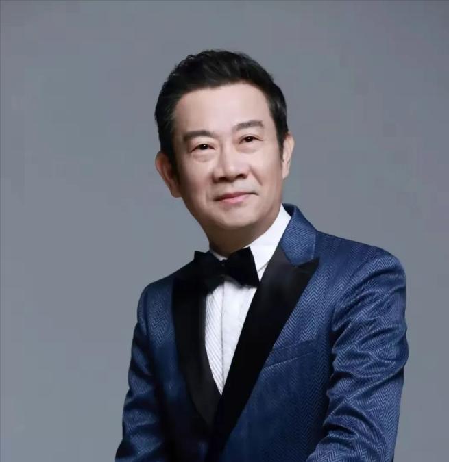 1990年，央视主持人赵保乐被借调到北京。为了省钱，他和妻子睡在汽车配件仓库里。