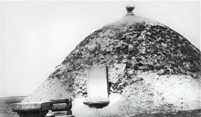 1958年，李鸿章的墓前，突然来了30多名男子。他们手拿工具准备挖开李鸿章的墓，