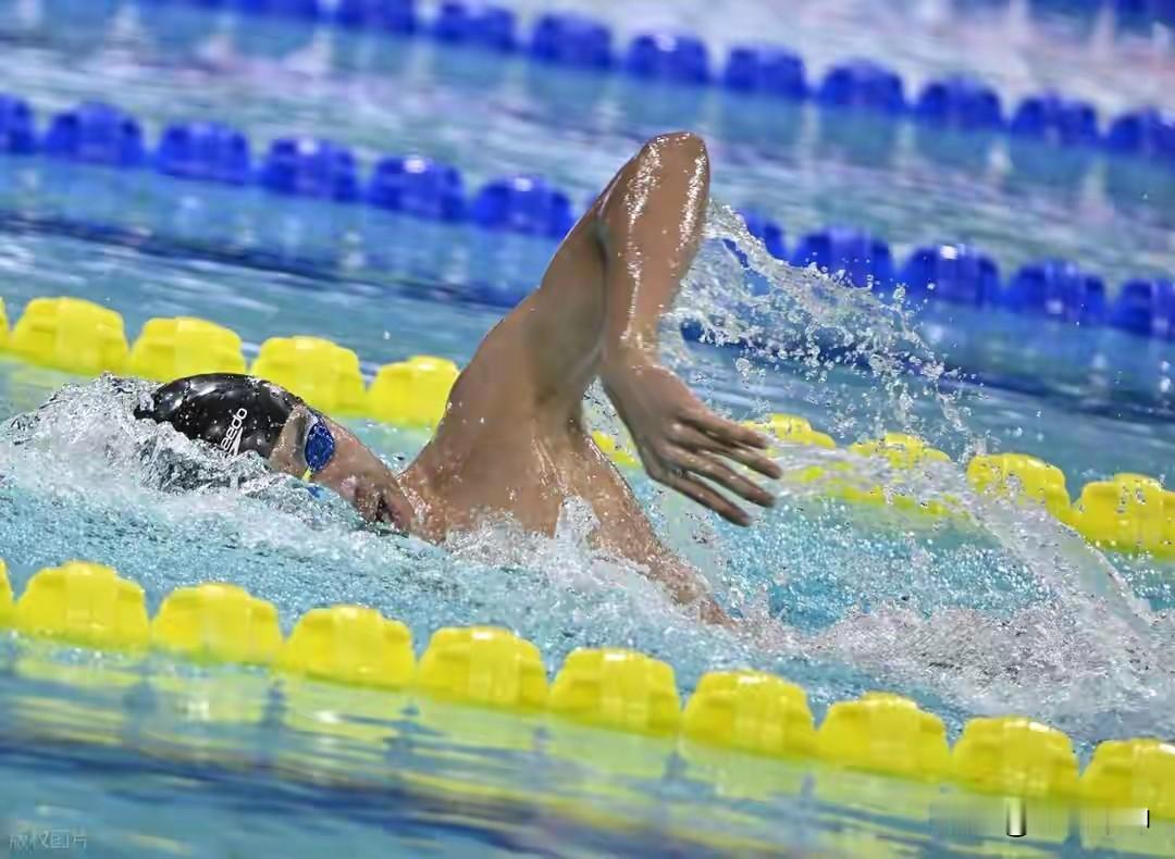 游泳这种时间、人员安排人道吗？张展硕刚拼尽全力夺得1500自游泳冠军，十几分钟后