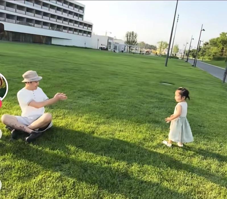 二公子在网上骂完他哥哥带着老婆孩子游山玩水去了。二公子两口子一辈子不出去赚钱，家