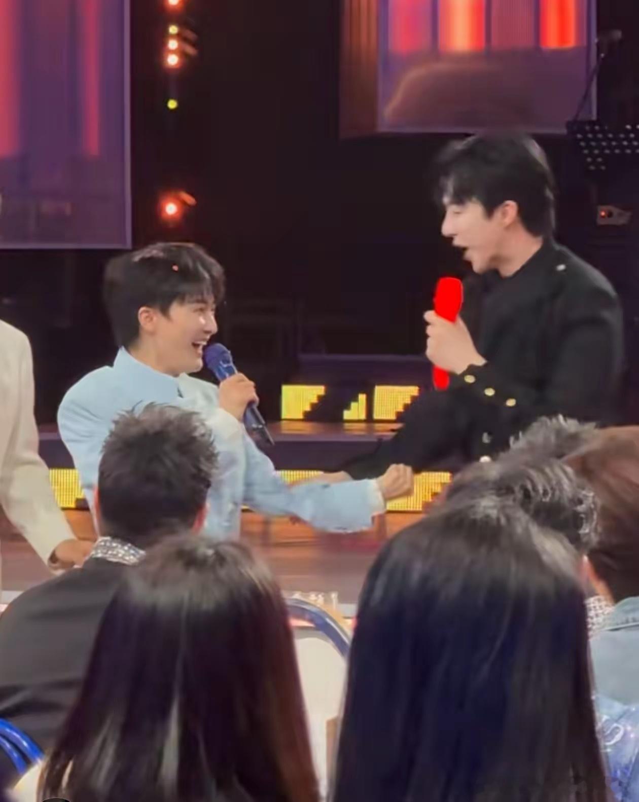 录音棚彩蛋流出！周深搭档刘宇宁，“鱼式”整活引爆北京卫视跨年夜2025年12月2