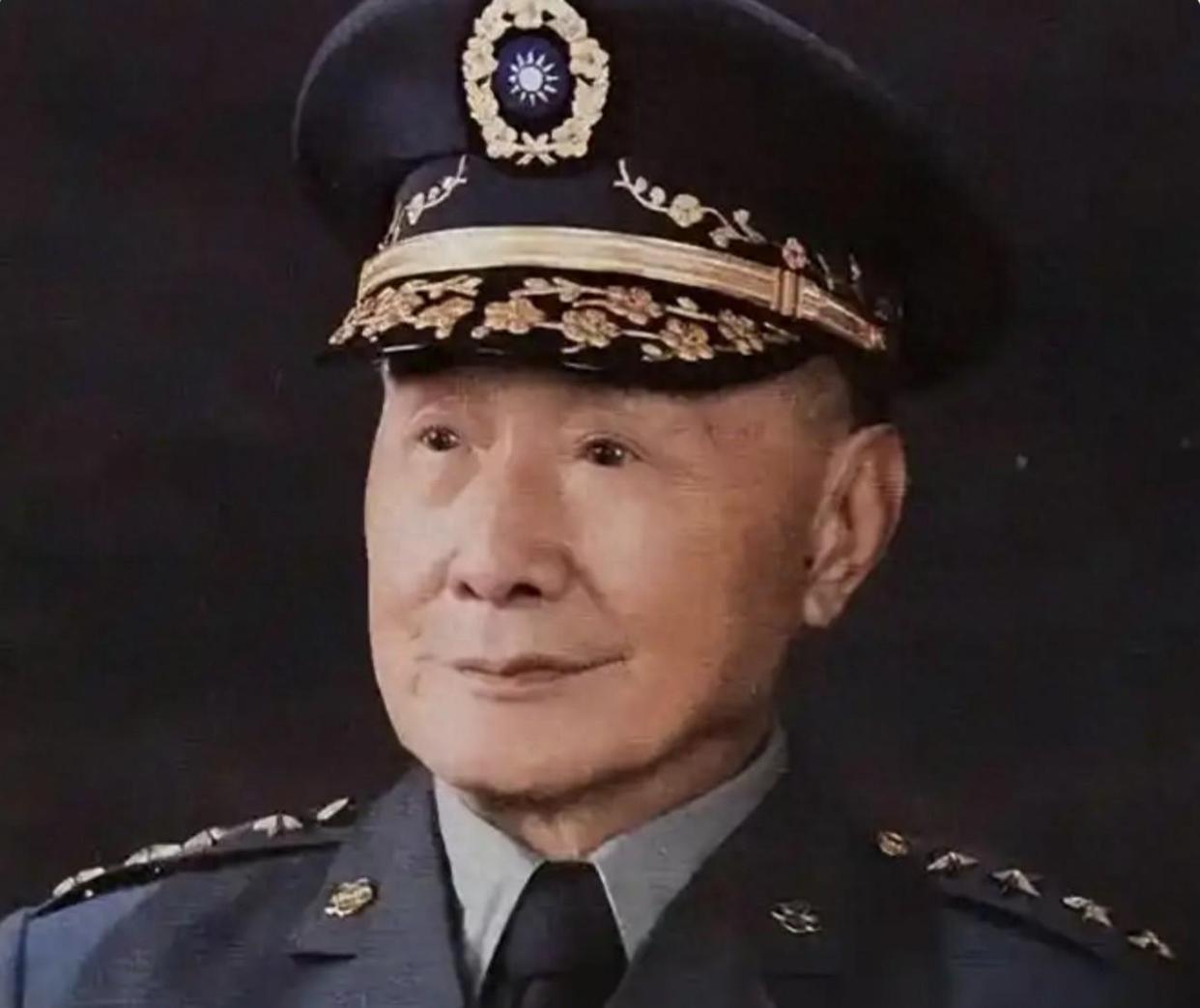 何应钦在台湾整整38年一直没事，蒋介石为何一直没除掉他？原来他手里一共有那三张免